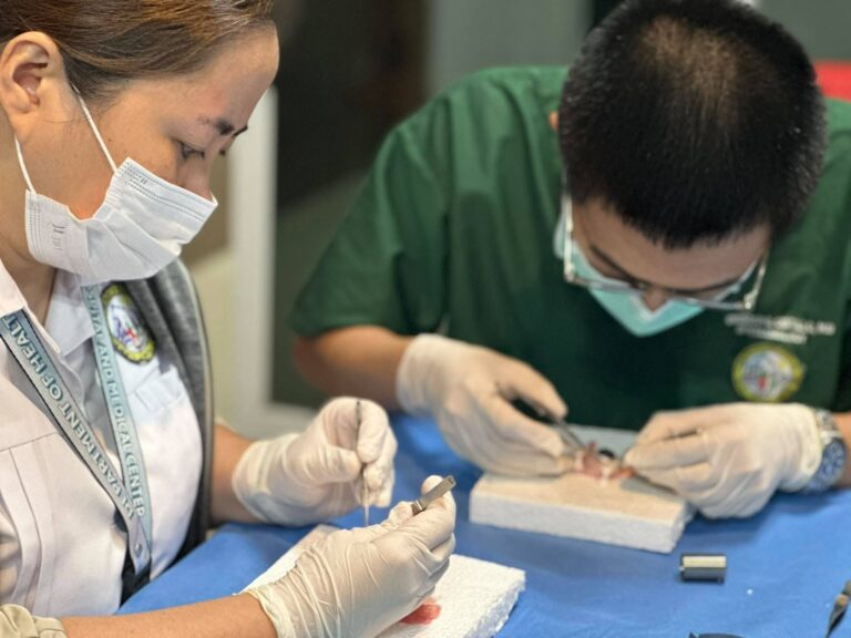 Trainer guiding a participant during hands-on cornea retrieval practice